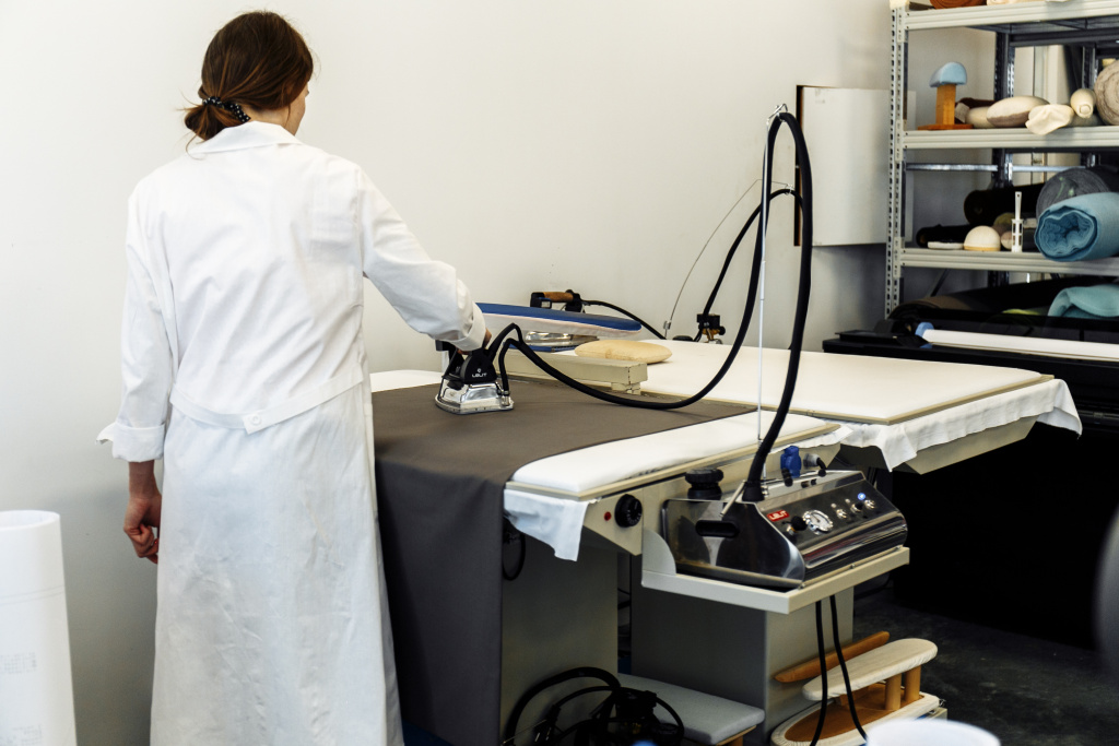 Швея за работой у машинки