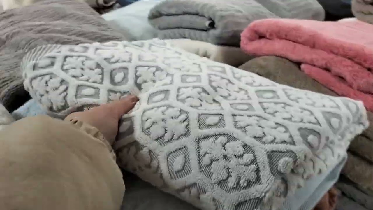 Склад с рулонами тканей в оптовом текстильном павильоне