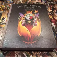 Книга о Deviant Moon Tarot