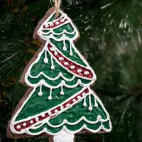 Новогодние игрушки стилизованные под имбирный пряник