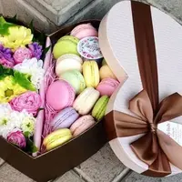 Коробочки с цветами и макарон