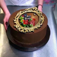 Выравнивание торта ганашем и покрытие шоколадным велюром