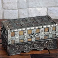 Ларец с металлическим переплетом