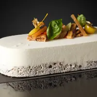 Чизкейк 4 сыра с компоте из карамелизированных яблок, сладкой фокаччей и орехами