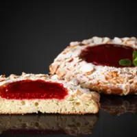 Сладкая бриошь с малиной и карамелизованным миндалем