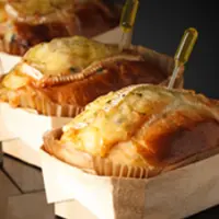 Соленая французская бриошь с камамбером, оливками и беконом