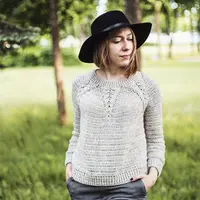 Свитер на круглой кокетке с косами