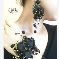 Черный браслет и серьги с цветами