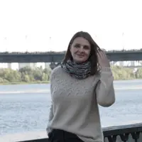 Свитер Easy Cables Round Yoke Sweater for Ladies и снуд Meow Meow Cowl