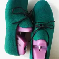 Тонкие войлочные туфли с нерезаным краем