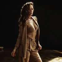 100 кадров с пиджаком