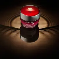 Баночка с кремом на сложном фоне