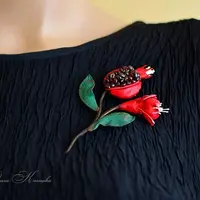 Брошь «Гранат» из кожи с вышивкой