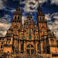 На пути к Сантьяго-де-Компостела: искусство и загадки паломнических маршрутов