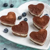 Raw десерты: Миндальные пончики, Тирамису и Пралине с фундуком