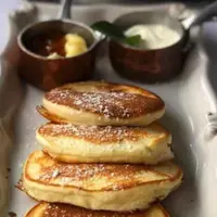 Классические сырники со сметаной и вареньем