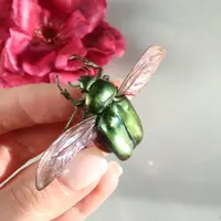 Зелёный жук-бронзовка из холодного фарфора