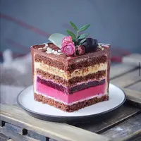 Торт чёрная смородина на шоколадном бисквите