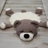 Вязаный плюшевый коврик "Спящий медвежонок"