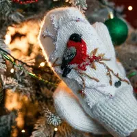 Вышивка на варежках "Снегири"