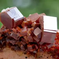 Ванадинит: камень выносливости и творчества