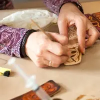 5 способов ручного окрашивания с использованием разных типов красок