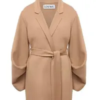 Моделирование пальто Loewe с фантазийными рукавами