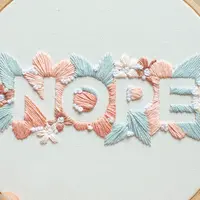 Художественная вышивка с леттерингом. Негативное пространство