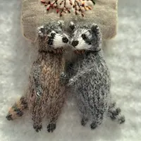 Вязание маленького енота спицами