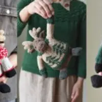 Вязаный спицами лось в свитере Moose