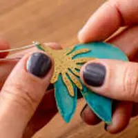 Металлические украшения с ручной росписью, патиной и пигментами