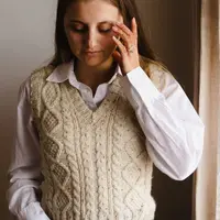 Вязаный жилет с косами Hayley Slipover