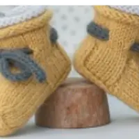 Вязаные спицами пинетки Tom stay-on baby bootie