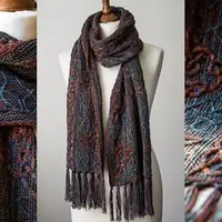 Вязаный спицами палантин Lindisfarne