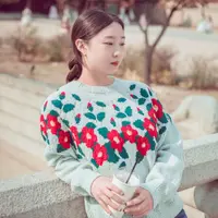 Пуловер с большими цветами Camellia Garden