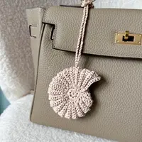 Брелок из рафии Ракушка