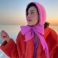 Вязаная спицами шапка-капор с мохеровым бантом Big Bow Bonnet