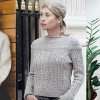 Модный пуловер спицами Dione