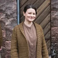 Свободный кардиган без застежки спицами сверху Loue