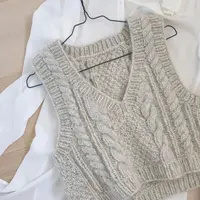 Вязаный жилет с косами Fridagsvest v-hals