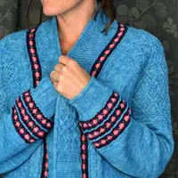 Вязаный спицами модульный кардиган Cuslett