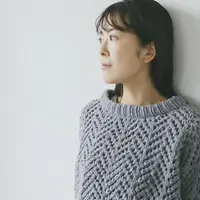 Ажурный пуловер из толстой пряжи спицами без швов Bonebone