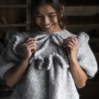 Объемный пуловер с рюшем на кокетке спицами Ranunkel