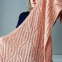 Вязаная спицами треугольная шаль Coral Reef