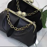 Сумочка на фермуаре с большими бусинами