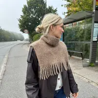 Вязаная спицами манишка с бахромой Nora Neck