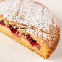 Баскский тарт с вишней и ванильным кремом