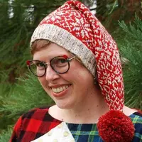 Вязаный спицами новогодний колпак Red Nick`s fancy Hat