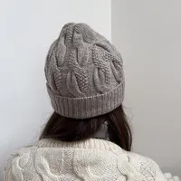 Красивая шапка косами Pearl, вязаная спицами от макушки