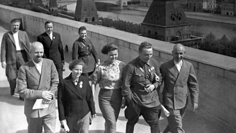 От салата до салюта: кремлевские приёмы в 20-40 годы, как зарождались новые традиции советского государства